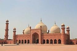 Badshahi Mosque front picture.jpg