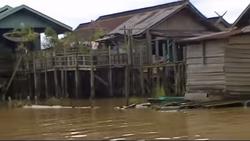 House on Kumai river of Central Kalimantan.png