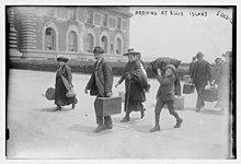 Arriving at Ellis Island LCCN2014710704.jpg