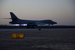B-1B takeoff (12189637736).jpg