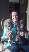 Edna Iturralde con sus perros.jpg