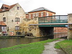 Worksop - Priorswell Road Bridge (No. 43) crossing the Chesterfield Canal - geograph.org.uk - 1041399.jpg