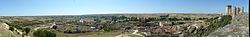 Panoramic view of Peñaranda de Duero, with its castle on the right.