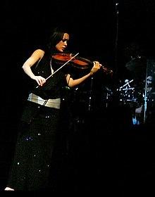 Lucia Micarelli playing the violin during Josh Groban's 2007 concert in the Palais des Congrès, in Paris.