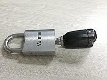 Passive electronic padlock with key