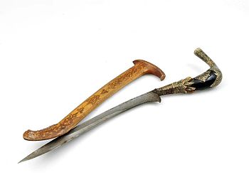 COLLECTIE TROPENMUSEUM IJzeren lemmet met houten met schede TMnr 1662-1.jpg