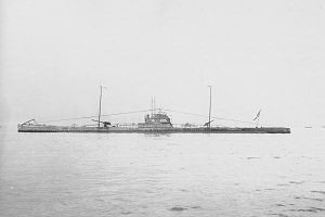 Japanese submarine Maru-3 in 1919.jpg