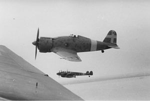 Bundesarchiv Bild 101I-425-0338-16A, Flugzeuge Fiat G.50 und Messerschmitt Me 110.jpg