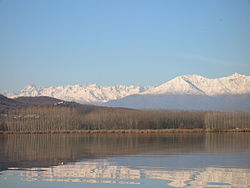 Riflesso montagne sul Lago di Candia.jpg